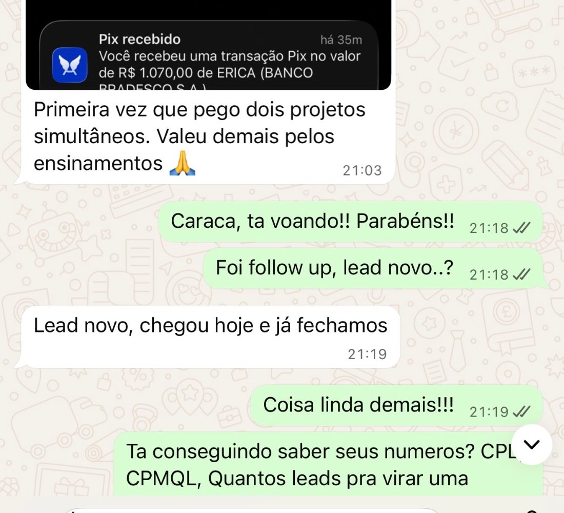 Conversa no WhatsApp em que o aluno conta que pegou dois projetos simultâneos pela primeira vez, acima uma notificação de Pix recebido.